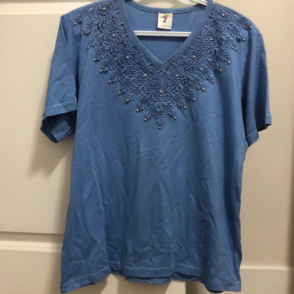 Hummingbird short sleeve embroidered tee size large